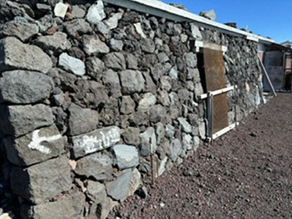 富士山で「登山道⇒」など書かれる被害　ガイド「許せない」