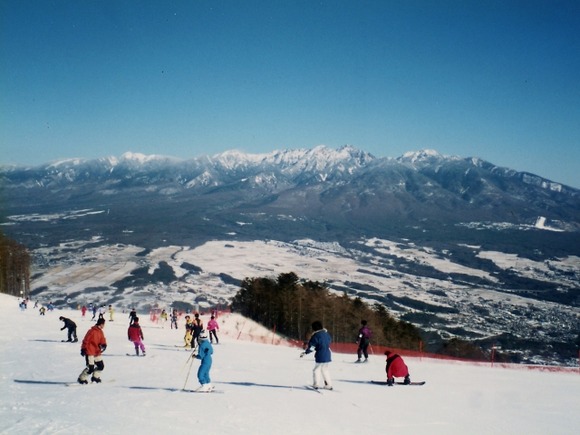 【悲報】スキー、スノーボードの人口が激減…1日滑るのに1万円で可能なのに何故やる人が減ったのか