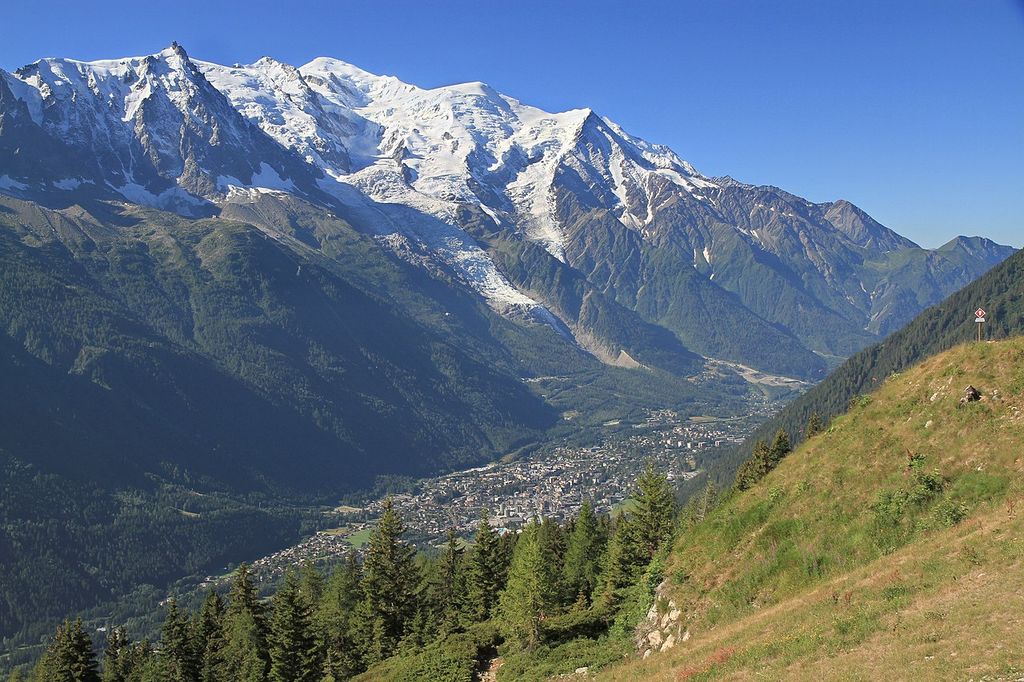 エベレストでの人糞尿の量のため、当局は登山者に新たな規則を課す