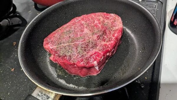 【画像】ワイ、極厚ステーキ肉を焼く