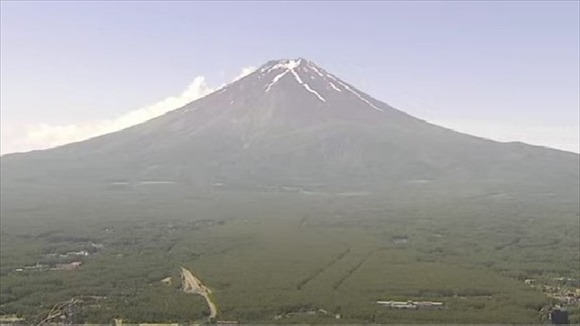 【富士山】スニーカーなど軽装で登頂、下山中に体調が悪くなる…アメリカ人登山者を救助