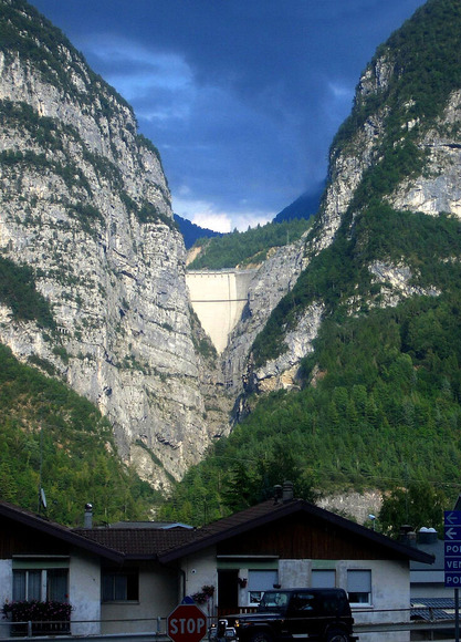 La_diga_del_Vajont_vista_da_Longarone_18-8-2005_retouched