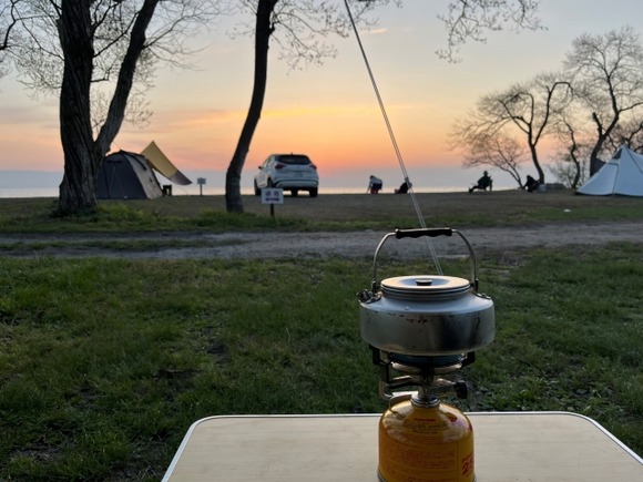 【画像】ガチニートワイ、キャンプに連行される