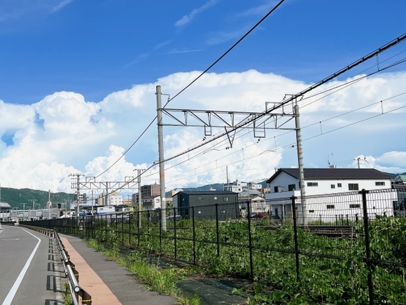 このクソ暑い時期に長ズボン履いたりスニーカー履いたりリュック背負うやつ