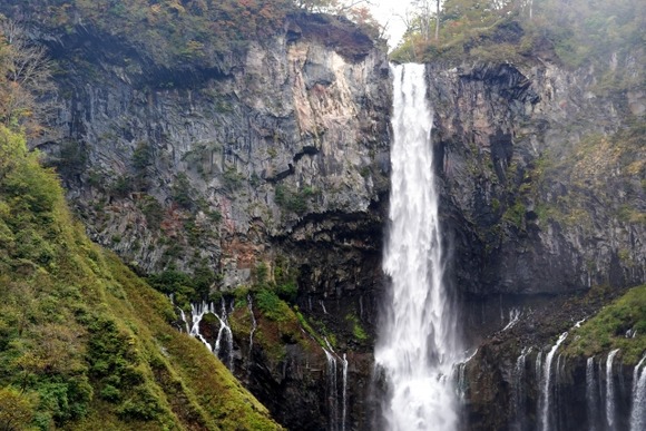 「日本三名瀑」華厳の滝に異変！落水見えず岩肌露わ…観光客もあぜん