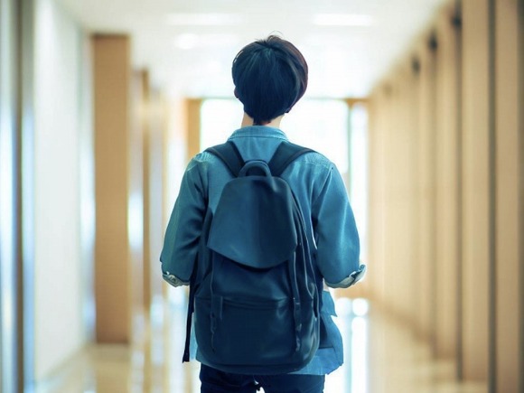 （ヽ；ん；）「このリュック気に入ってたのにゴキブリみたいって言われて泣きそう」