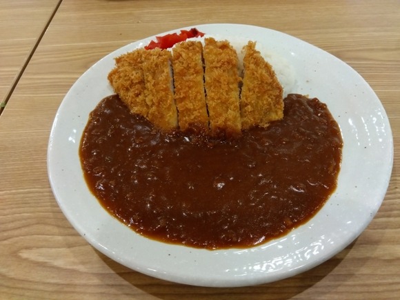 サービスエリア「レトルトカレー皿に移してぇ、冷凍のカツ乗っけてぇ…ほい1200円！ｗ」←これ