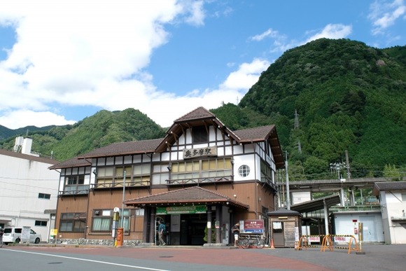 「奥多摩駅」周辺の店は一体誰を相手に商売してるのか不明