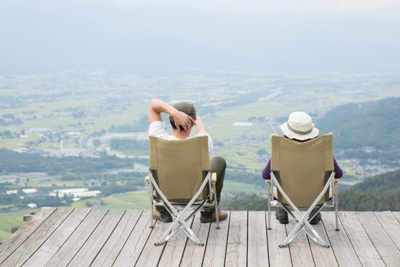 女「旅行いってきた」 男「どこに？」 女「ちょっと待って！」ﾊﾞｼﾝ
