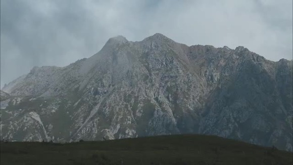 北アルプス水晶岳で33歳男性が行方不明 「雪かきのために外に出た後」連絡途絶える