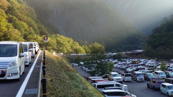 【長野】「生活道路まで…」住民危機感　北アルプス上高地観光、マイカー利用倍増であふれる車が問題に　渋滞20キロや路上駐車で下山できない人も…自治体は対応模索