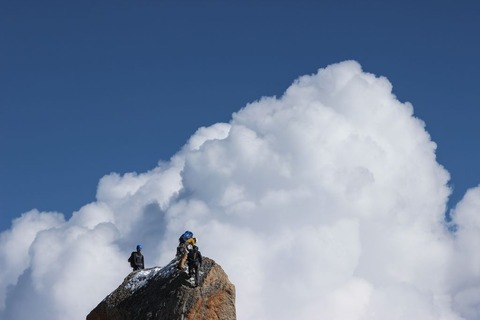 登山者と雲