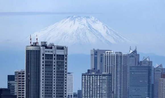 富士山で初冠雪、早朝からくっきり…訪日客「写真で見るよりも美しい」