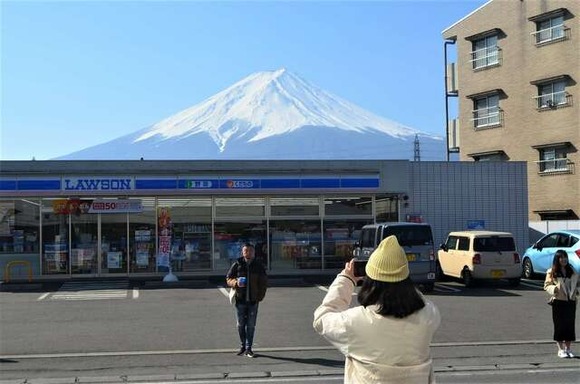 【迷惑】写真スポット「富士山ローソン」に黒幕、衝撃は世界に「ごみが少し増えるのが、そんなに大ごとか」ＳＮＳも白熱