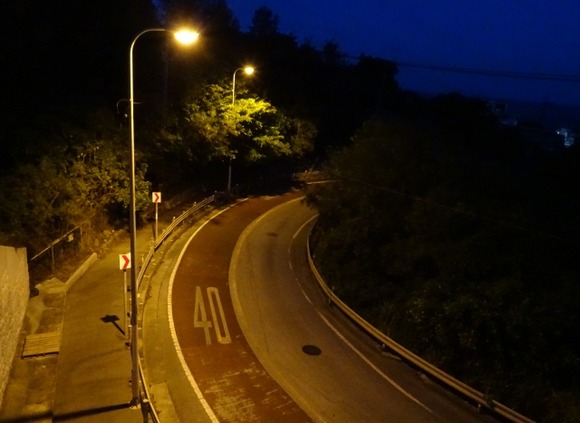 すごく山深い国道でも夜老人が道を歩いているのはなんで？