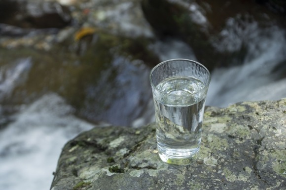 【悲報】工作員さん、生水を飲ませないように工作してしまう