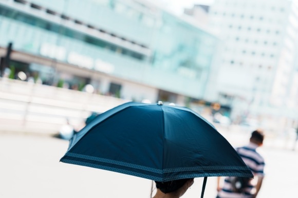 「日傘」が最強アイテムだった件。炎天下の下でも全く暑くなくなる