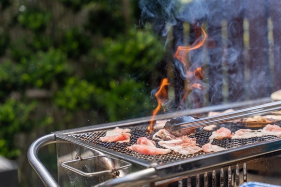 人家のそばでバーベキューをやるな