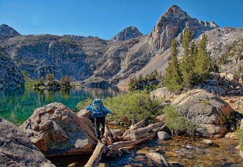 川を渡る登山者