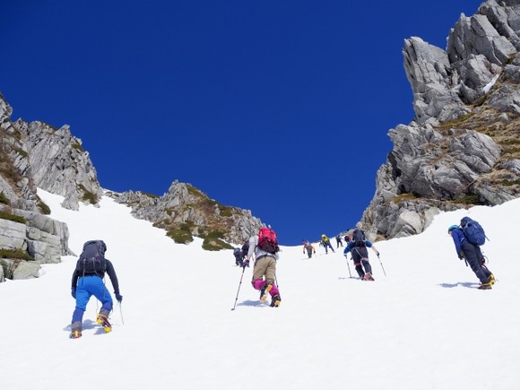 今年の山小屋は1泊2食15000円、テント泊は1泊3000円がデフォか～