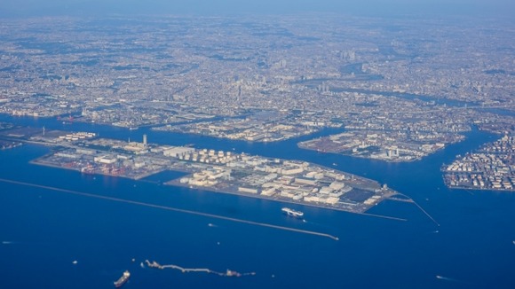 日本特有の「空港は街から離れアクセスが悪い山の中か海の上に作るべき」という風潮