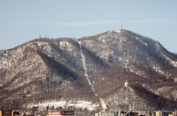 Moiwa_Mountain_in_Sapporo_in_2009