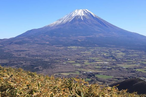 ずっと富士山が見えている！ 雪化粧の富士を横目に歩く、毛無山～竜ヶ岳、晩秋の大パノラマ縦走