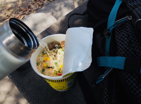 有識者「富士山に登って食べるカップヌードルは最高に美味い」