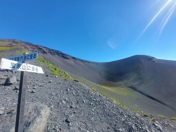 よーし！富士山登るぞぉー！　←サンダルにTシャツ