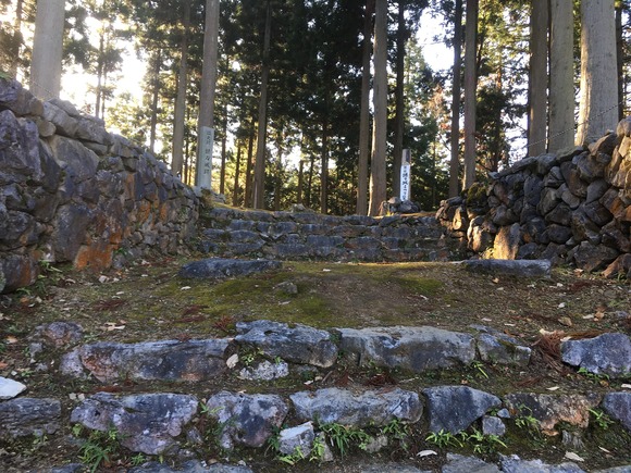【滋賀】城跡巡りの81歳女性、登山道から転落し死亡 鎌刃城跡