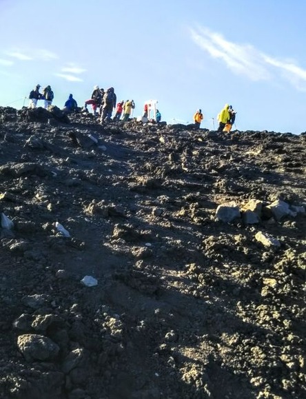 「富士山の山頂に自販機置いたら需要あるやろなぁ…せや！」