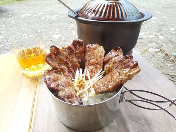 【画像】キャンプ場でカツ丼にお漬け物と味噌汁付きのセットは斬新