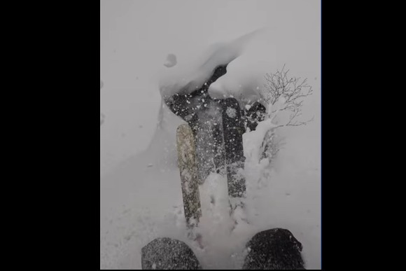 GoProカメラを付けたスキーヤーが北海道で「雪の中にある滝」に落ちる恐怖体験