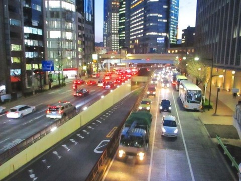 夜の高速道路
