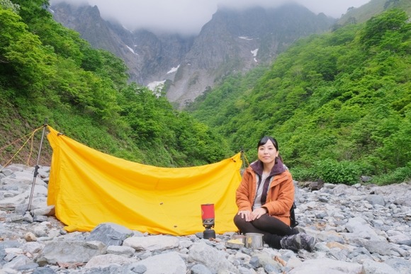 女性のソロキャンプや登山は危険？