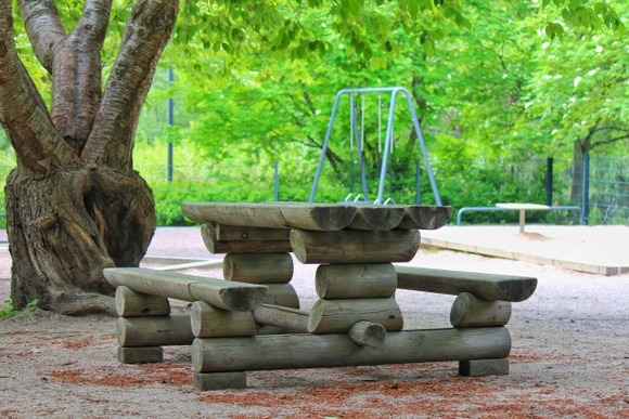 公園でビール飲んで飯食ってたら通報された