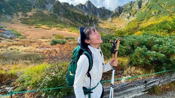 46歳 小西真奈美 笑顔が素敵！木曽駒ヶ岳での登山ショット 雷鳥にも遭遇「いい顔してるなぁ～」「すごい！！！」と話題に