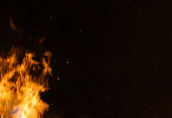 【画像】隣ん家燃えてて草