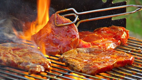 肉を焼く
