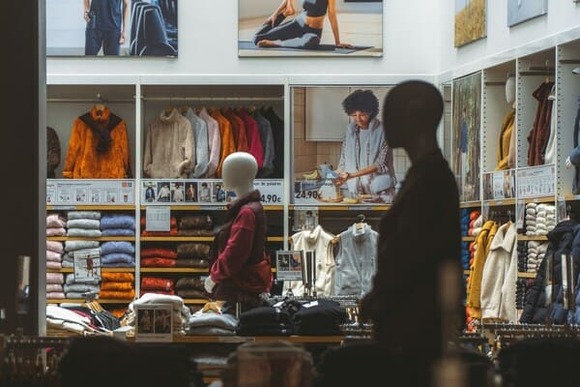 ユニクロGUは嫌だけどブランド買う金はない中下層の30～40 男はどこで服買えばいいの