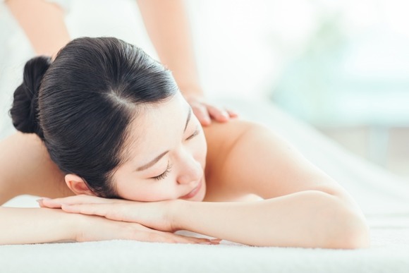 キャンプ管理人(68)「マッサージするよ！」 キャンプ客二人(20代)「・・・」