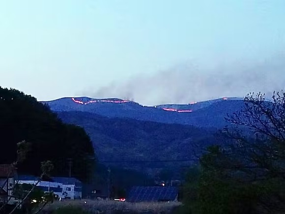 【長野】霧ケ峰で山火事　延焼続く、けが人なし