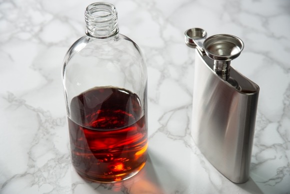 【急募】酒以外でスキットルに入れておくと捗るもの