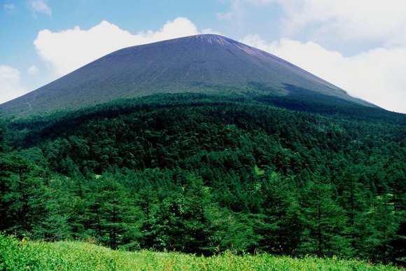 外輪山の黒斑山方面から望む浅間山  (1)