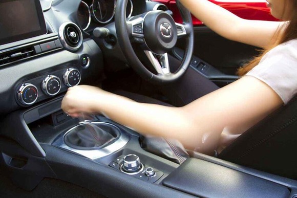 【自動車】MTは乗りたし操作は怖し！　なんのかんの苦手意識が強い人もたくさんいるMT車を克服する方法