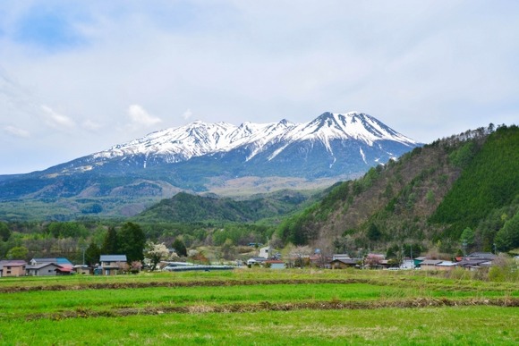 【画像】山の斜面に謎の扉があったんやが