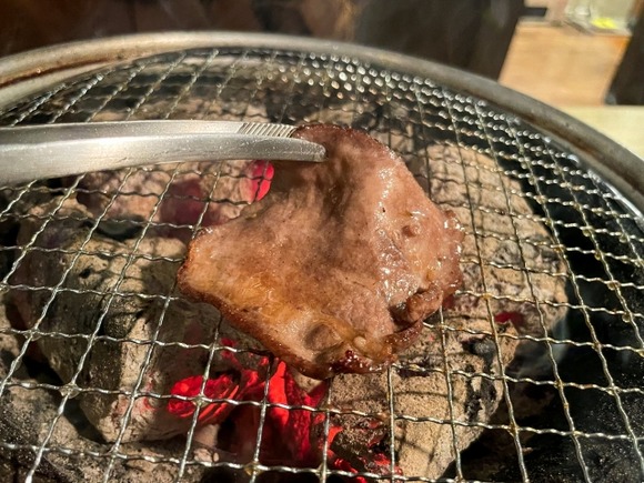 【画像】七輪もどきで1人焼肉中