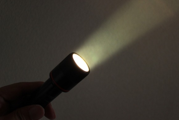 懐中電灯持ち歩いてる奴、バカです。逮捕されます(軽犯罪法)