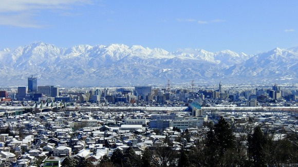 呉羽丘陵から望む立山連峰と富山市街