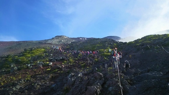 【静岡】富士山７合目で６７歳アメリカ人男性を救助　サンダル履きでテントに宿泊　低体温症と見られる　なお富士宮口は山開き前